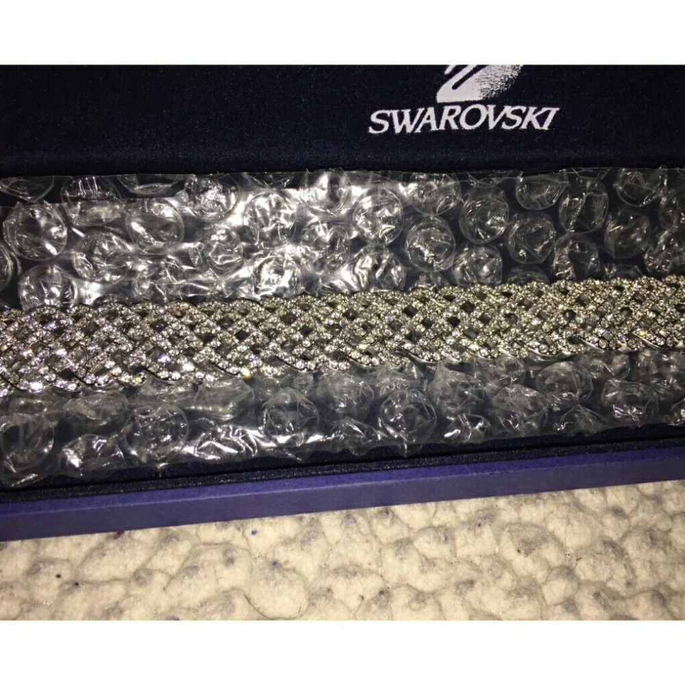 💕😍NWT SWAROVSKI CRYSTAL BRACELET😍💕 - Picture 3 of 5